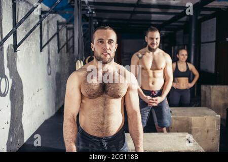 Mann und Frau springen auf fit Box gym Stockfoto