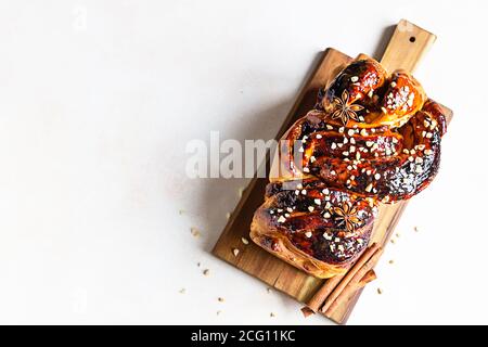 Babka oder Brioche Brot mit Aprikosenmarmelade und Nüssen. Hausgemachtes Gebäck zum Frühstück. Konkreter Hintergrund. Stockfoto