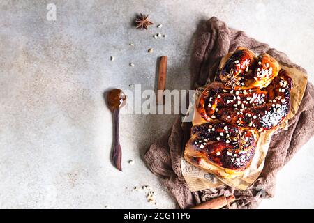 Babka oder Brioche Brot mit Aprikosenmarmelade und Nüssen. Hausgemachtes Gebäck zum Frühstück. Konkreter Hintergrund. Stockfoto