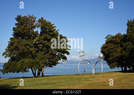 Ein Läufer passiert die Diamant-Verlobungsring-Skulptur am Sunset Beach an der English Bay in Vancouver, British Columbia, Kanada. Das Kunstwerk war c Stockfoto