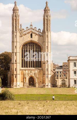 Kings Collage Cambridge vom Rücken über die Wiesen Mit Menschen punting auf dem Fluss Cam und blauen Himmel Stockfoto