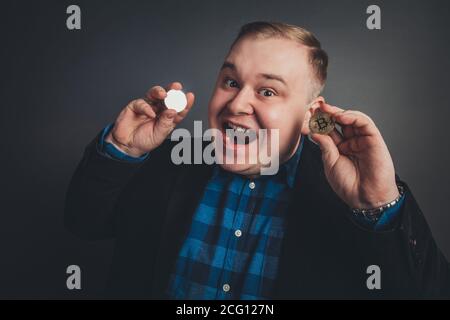 Geschäftsmann bietet bitcoin-bit Münze BTC virtuelles Geld Stockfoto