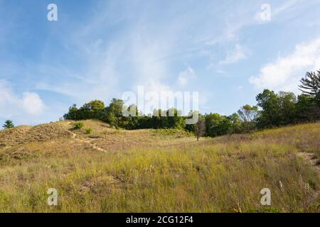 Landschaft entlang der sandigen Wege des Dunes Ridge Trail an einem wunderschönen Spätsommermorgen. Indiana Dunes National Park, Indiana, USA Stockfoto