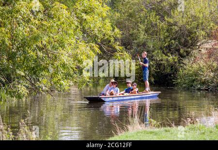 Menschen Kinder und Familien genießen Sommersonne punting auf der River Cam in Grantchester Meadows Cambridge Cambridgeshire Stockfoto