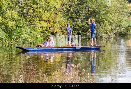 Menschen Kinder und Familien genießen Sommersonne punting auf der River Cam in Grantchester Meadows Cambridge Cambridgeshire Stockfoto