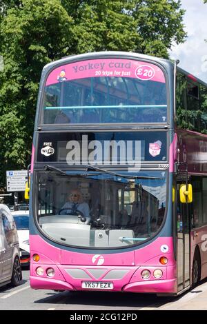 'First York' Doppeldeckerbus im Verkehr, St Leonard's Place, York, North Yorkshire, England, Vereinigtes Königreich Stockfoto
