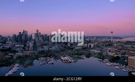 Aerial Seattle Dawn Stadtbild und Space Needle Stockfoto