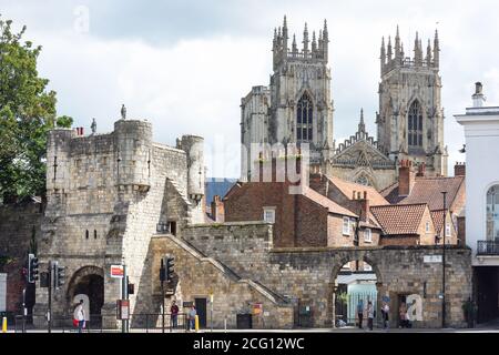 York Minster und Bootham Bar vom Exhibition Square, York, North Yorkshire, England, Großbritannien Stockfoto