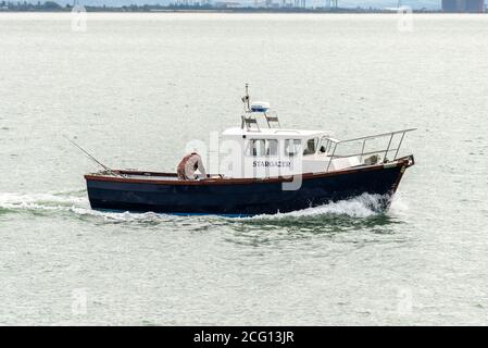 Stargazer Boot nach Hause kommen von See Angelausflug. Angelruten im Schiff. Meerwasserangeln Stockfoto