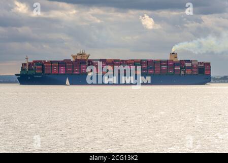 HMM Hamburg am Southend Pier in der Themse-Mündung vorbei, nachdem er den DP World London Gateway Hafen in Essex, Großbritannien, verlassen hat. Vorbeifahrende Segelyacht für Maßstab Stockfoto