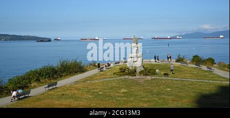 Eine Frühhochzeit findet im Inukshuk statt, einem Outdoor-Inuksuk von Alvin Kanak, installiert in English Bay, in Vancouver, British Columbia, kann Stockfoto