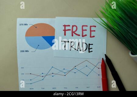 Free Trade Schreiben Sie auf Haftnotizen isoliert auf Schreibtisch. Stockfoto