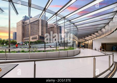 Das Gateway Arch Office bietet Touren, Kreuzfahrten und Geschichtsunterricht für Besucher, die sich unter dem Bogen befinden. Ein Sonnenuntergang erfüllt den Himmel. Stockfoto