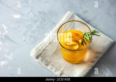 Glas Honig Bourbon-Cocktail mit Rosmarin einfachen Sirup oder hausgemachtem Whisky sauren Cocktailgetränk mit Orangen- und Rosmarindekoration Orangenschale Stockfoto