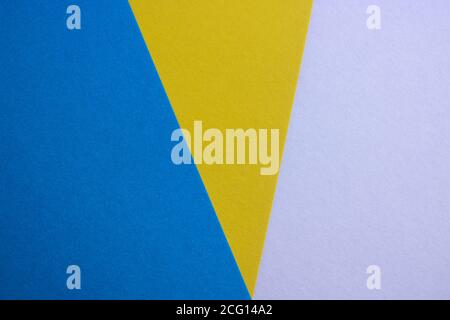 Blau gelb weißer Hintergrund aus mattem Wildleder, Nahaufnahme. Samtige Textur Stockfoto
