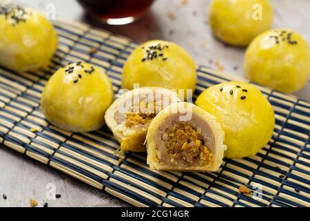 Shanghai Yam Paste mit Schweinefleisch floss Mooncake Stockfoto