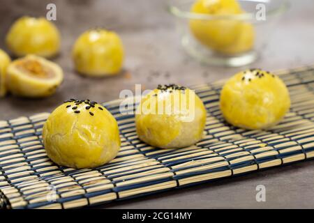 Shanghai Yam Paste mit Schweinefleisch floss Mooncake Stockfoto