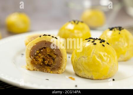 Shanghai Yam Paste mit Schweinefleisch floss Mooncake Stockfoto