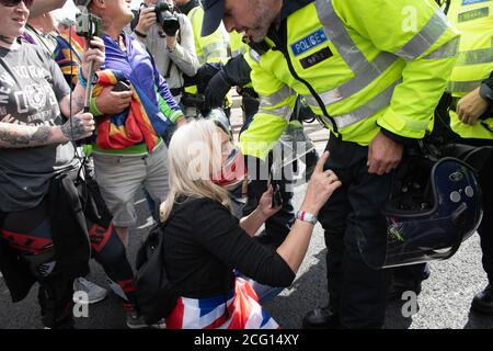 Dover, Kent, Großbritannien. September 2020. Im Bild: Anti-Immigrations-Unterstützer clah mit der Polizei. / rechtsextreme Gruppen treffen in Dover auf die Polizei. Ganz rechts Stockfoto