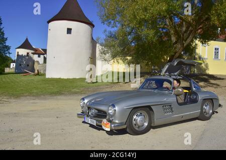 Der 11. Südböhmen-Klassiker, Rennen der alten Autos (Veteranen, historische, Oldtimer) beginnt in Ceske Budejovice, Tschechische Republik, 4. September 2020. Gra Stockfoto