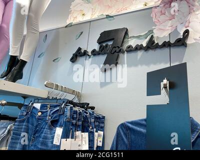 Orlando, FL/USA-7/4/20: Die 7 for all Mankind Jeans Ausstellung in einem Kaufhaus in Orlando, Florida. Stockfoto