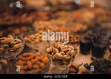 Süßes Gebäck, Desserts. Catering Für Abendessen. Konzept Hochzeit Geburtstag Stockfoto