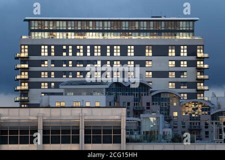 Skyline Plaza und Crown Heights Hochhauswohnungen mit dem Die Fenster im Stadtzentrum von Basingstoke spiegeln die Sonne wieder Stockfoto