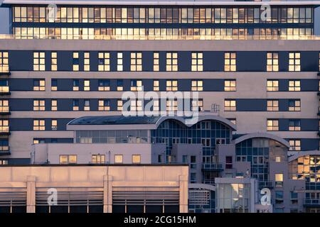 Skyline Plaza und Crown Heights Hochhauswohnungen mit der untergehenden Sonne, die sich an den Fenstern im Stadtzentrum von Basingstoke spiegelt. Hampshire, Großbritannien Stockfoto