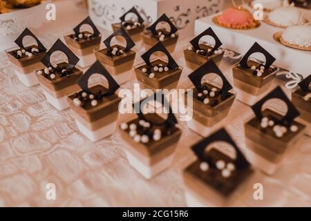 Süßes Gebäck, Desserts. Catering Für Abendessen. Konzept Hochzeit Geburtstag Stockfoto