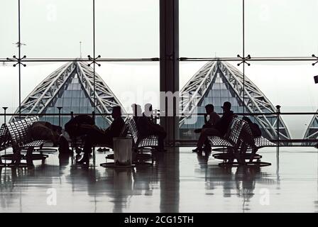 Passagiere, die auf das Einsteigen am Flughafen Suvarnabhumi in Bangkok, Thailand, warten und sich entspannen Stockfoto
