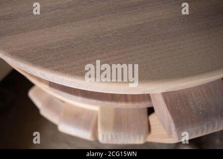 Fünf Hocker aus natürlichem Holz, Nahaufnahme in einem Stapel. Natürliche Holzstruktur. Weiß getünchte Asche. Kreative vintage Hintergrund. Stockfoto