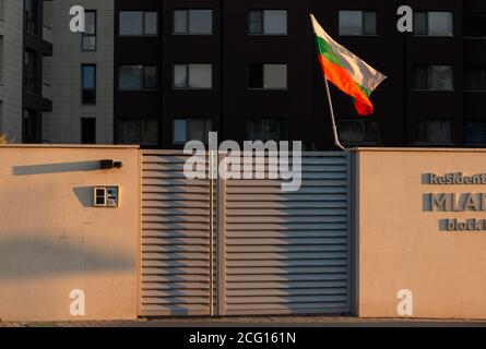 Die Nationalflagge Bulgariens, die am Tor zum Wohnkomplex in Sofia Bulgarien, Osteuropa, Balkan und EU fährt Stockfoto