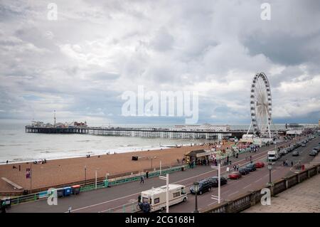 Allgemeiner Blick auf die Küste von Brighton mit Madeira Drive und Brighton Pier an bewölktem, langweiligen Sommertag in Brighton Großbritannien, Stand Juli 2012 Stockfoto