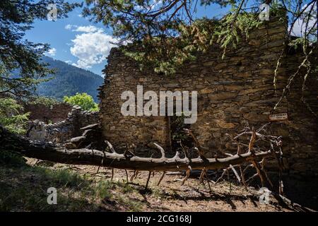 Ruine einer Berghütte auf einem schönen Weg im Gran Bosco des Salbertrand Parks (Piemont, Italien) Stockfoto