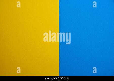 Blau-gelber Hintergrund aus mattem Wildleder, Nahaufnahme. Samtige Textur Stockfoto