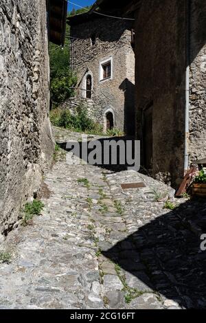 Das kleine und malerische Dorf Amazas (Oulx) im Susatal. (Piemont, Italien) Stockfoto