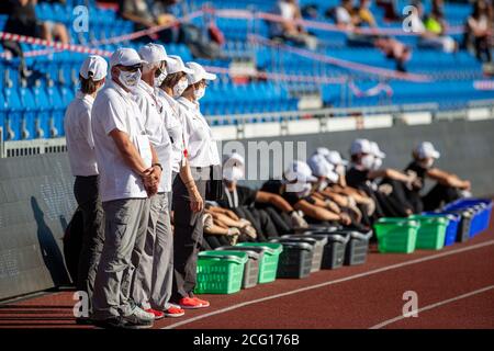 Ostrava, Tschechische Republik. September 2020. Mitarbeiter, die mit Gesichtsschutzmasken arbeiten, während der IAAF World Challenge am 8. September 2020 in Ostrava, Tschechien, beim Golden Spike Ostrava Athletics. Kredit: Vladimir Prycek/CTK Foto/Alamy Live Nachrichten Stockfoto