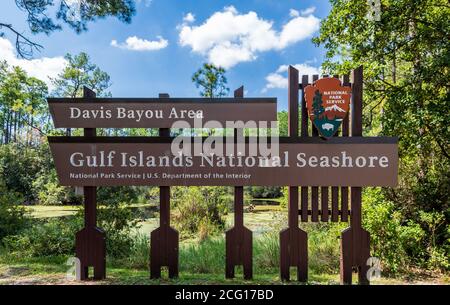 Davis Bayou, Gulf Islands National Seashore Schild in der Nähe von Ocean Springs, Mississippi. Stockfoto