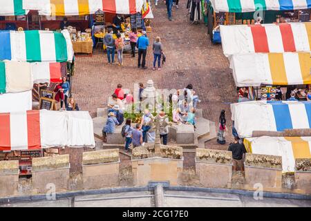 Der Outdoor-Markt auf dem Marktplatz Cambridge Cambridgeshire von Oben vom Kirchturm der St. Mary's Stockfoto