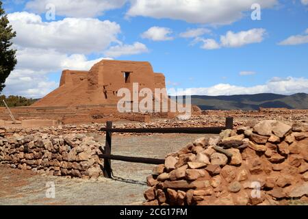 Kleine Kirche bleibt, die im Jahr 1717 gebaut wurde, um eine größere zu ersetzen, die in einem früheren Aufstand zerstört wurde. Pueblo und Mission Ruins Trail bei Pecos National Stockfoto