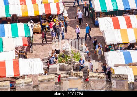 Der Outdoor-Markt auf dem Marktplatz Cambridge Cambridgeshire von Oben vom Kirchturm der St. Mary's Stockfoto