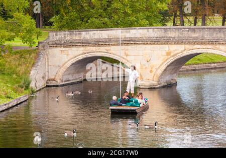Menschen und Familien punting auf dem Fluss Cam in der Cambridgeshire Stadt Cambridge England Stockfoto
