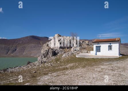 Kleine weiße Kirche am See in Petres Dorf, Florina, Griechenland Stockfoto