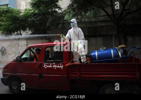 Gaza. September 2020. Ein palästinensischer Arbeiter desinfiziert am 8. September 2020 eine Straße in Gaza-Stadt. Palästina verzeichnete am Dienstag 717 neue Fälle, die mit dem neuartigen Coronavirus infiziert waren, und so die Gesamtzahl der Infektionen auf 35,518 erhöht. Der von der Hamas regierte Gazastreifen wurde seit August 24 vollständig gesperrt, um den Ausbruch des Virus einzudämmen. Kredit: Rizek Abdeljawad/Xinhua/Alamy Live Nachrichten Stockfoto