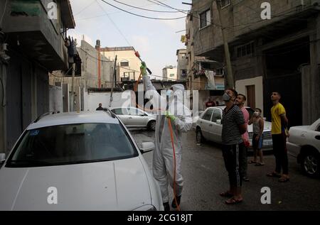 Gaza. September 2020. Ein palästinensischer Arbeiter desinfiziert am 8. September 2020 eine Straße in Gaza-Stadt. Palästina verzeichnete am Dienstag 717 neue Fälle, die mit dem neuartigen Coronavirus infiziert waren, und so die Gesamtzahl der Infektionen auf 35,518 erhöht. Der von der Hamas regierte Gazastreifen wurde seit August 24 vollständig gesperrt, um den Ausbruch des Virus einzudämmen. Kredit: Rizek Abdeljawad/Xinhua/Alamy Live Nachrichten Stockfoto