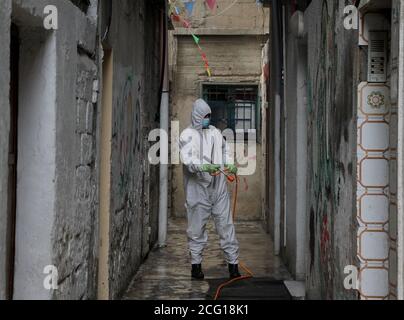 Gaza. September 2020. Ein palästinensischer Arbeiter desinfiziert am 8. September 2020 eine Straße in Gaza-Stadt. Palästina verzeichnete am Dienstag 717 neue Fälle, die mit dem neuartigen Coronavirus infiziert waren, und so die Gesamtzahl der Infektionen auf 35,518 erhöht. Der von der Hamas regierte Gazastreifen wurde seit August 24 vollständig gesperrt, um den Ausbruch des Virus einzudämmen. Kredit: Rizek Abdeljawad/Xinhua/Alamy Live Nachrichten Stockfoto