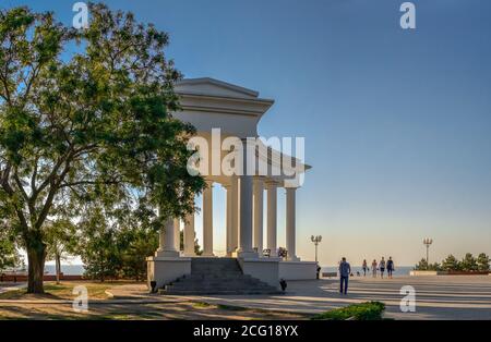 Tschernomorsk, Ukraine 08.22.2020. Kolonnade und Obelisk der Herrlichkeit in Tschernomorsk Stadt an einem sonnigen Sommermorgen Stockfoto