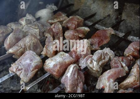 Barbecue Rindfleisch Kebabs auf einem heißen Grill Stockfoto