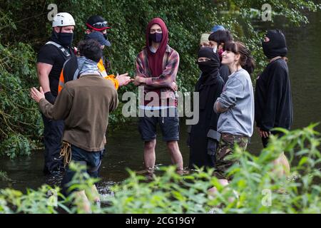 Denham, Großbritannien. September 2020. Strafverfolgungsagenten des National Eviction Teams versuchen, Aktivisten von HS2 Rebellion zu blockieren, die versuchen, den Baumschnitt in Verbindung mit der Hochgeschwindigkeitsstrecke HS2 im Denham Country Park zu verhindern oder zu verzögern. Anti-HS2-Aktivisten setzen ihre Kampagne fort und ergreifen direkte Maßnahmen gegen das umstrittene £106 Mrd. Projekt, für das die Bauphase am 4. September aus einer Reihe von Schutzlagern entlang der Strecke zwischen London und Birmingham angekündigt wurde. Kredit: Mark Kerrison/Alamy Live Nachrichten Stockfoto