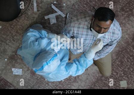 Srinagar, Indien. September 2020. Ein Gesundheitsbeamter, der einen Tupfer von einem Ladenbesitzer in Srinagar nimmt. Der schnelle Antigentest von Ladenbesitzern und Verkäuferinnen wurde in mehreren Märkten der Stadt Srinagar durchgeführt. Indiens Coronavirus-Tally übertraf Brasilien, da Indien derzeit die zweithöchste Zahl an bestätigten positiven Fällen weltweit hat. (Foto von Muhammad Manan/Pacific Press) Quelle: Pacific Press Media Production Corp./Alamy Live News Stockfoto